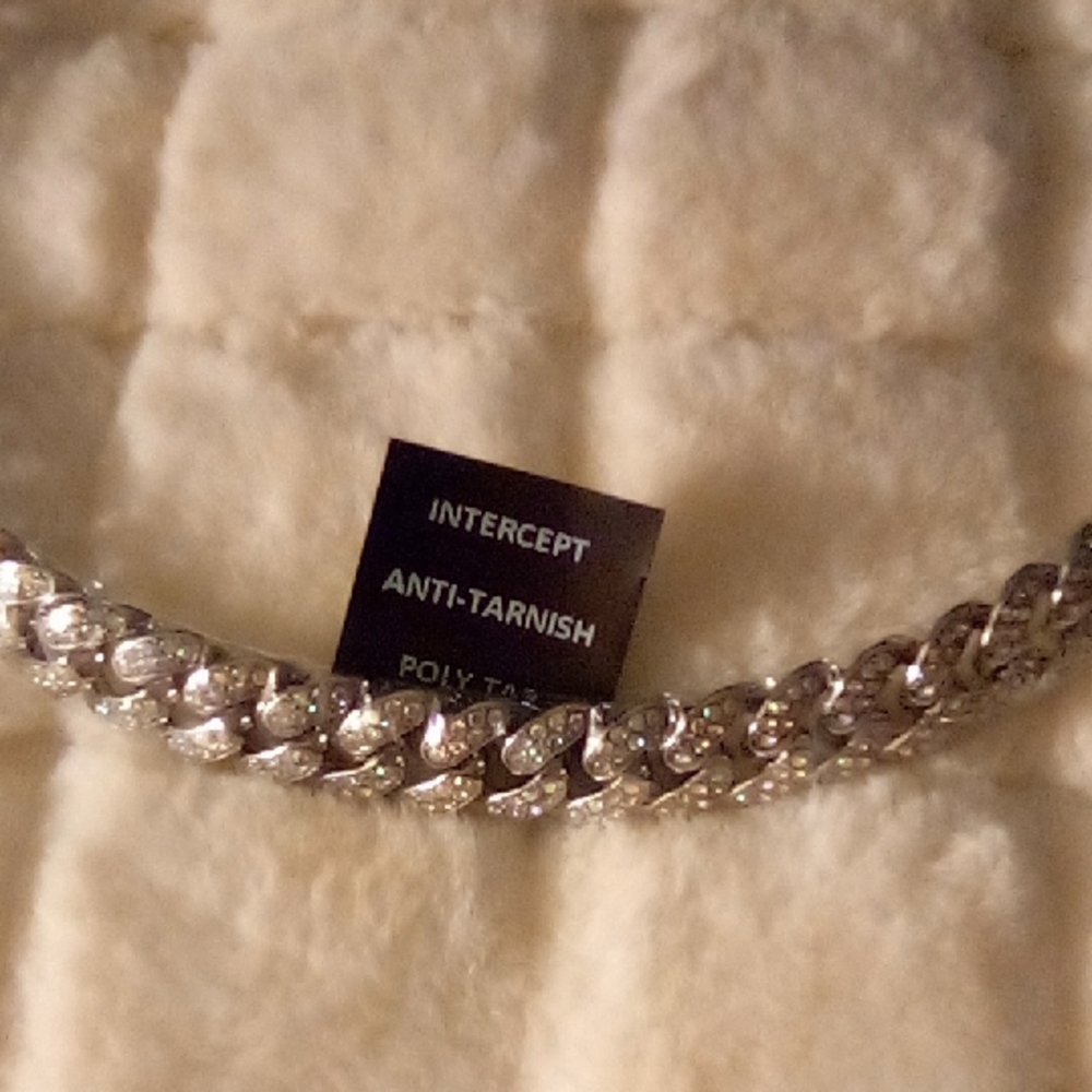 Elegant Silver Necklace - Picture 2 of 4